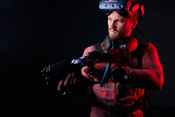 Vista lateral do homem segurando arma VR — Fotografia de Stock