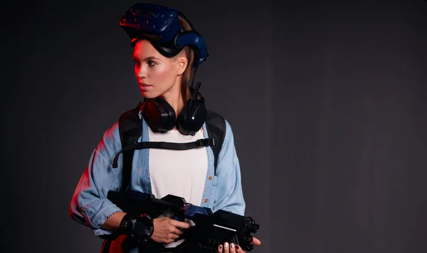 Atractiva mujer emocionada con juego de realidad virtual — Foto de Stock