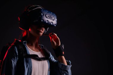 VR gözlüklü genç bir kadın.