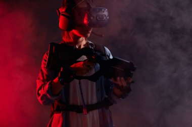 Silahlı genç bayan, sanal gerçekliğin etkileşimi