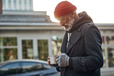 Yardım istemek için. Gri sakallı yaşlı adam şehir halkından para istiyor.