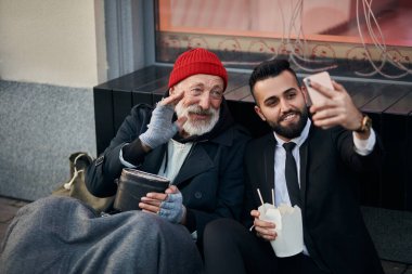 Heyecanlı yaşlı evsiz ve iş adamı
