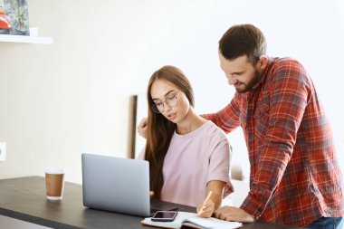 Genç çift bilgisayar ekranının yanında vakit geçiriyor