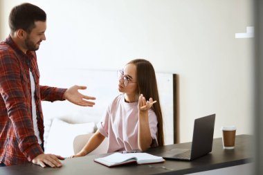 Evdeki neşeli, güzel genç