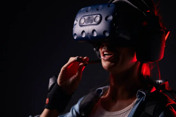 Young female with vr goggles — Stock Photo, Image