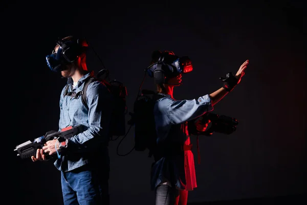 Coppia moderna che gioca ai videogiochi indossando occhiali di realtà virtuale con controller — Foto Stock