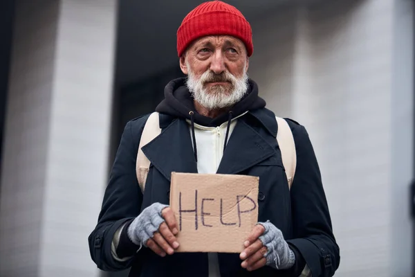 Homeless person asks for help in center of city with help sign — Stock Photo, Image