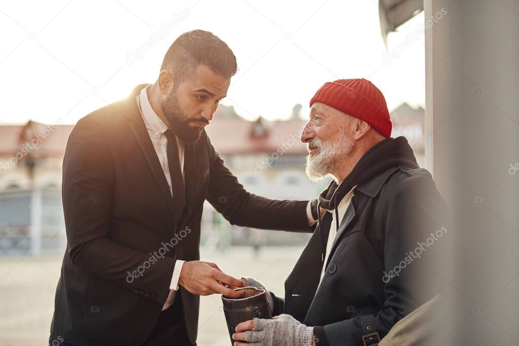Rich man donate money to homeless