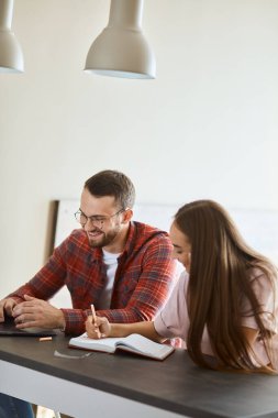 Dizüstü bilgisayar kullanan genç bağımsızların yakın plan görüntüsü