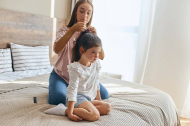 Genç anne çocuğu tarıyor.