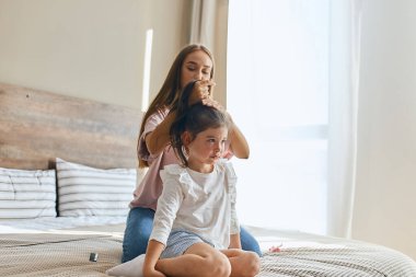 Genç anne çocuğu tarıyor.