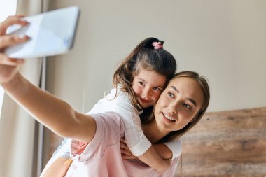 Sırtına binmiş sevimli genç bir kız.