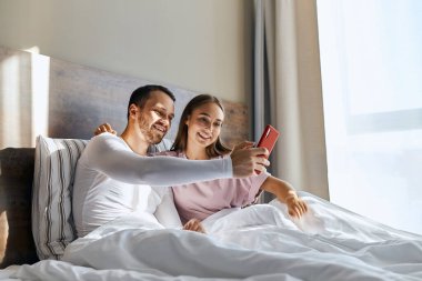 Genç çift balayına çıkıyor.