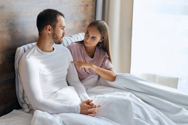 Mutlu karı ve koca yatak odasında dinleniyor.