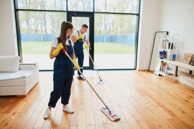 İki servis temizleyicisinin takım çalışması