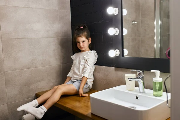 Encantador niño sentado en el baño — Foto de Stock