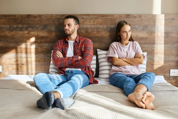 Hübsches Paar verbringt Zeit auf großem Bett — Stockfoto