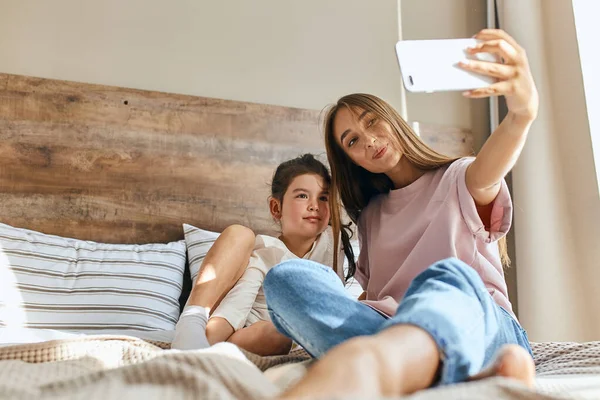 Charmante vrouw nemen selfie met kleine dochter — Stockfoto