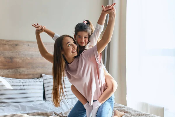 Carino giovane figlia su un cavalcare — Foto Stock