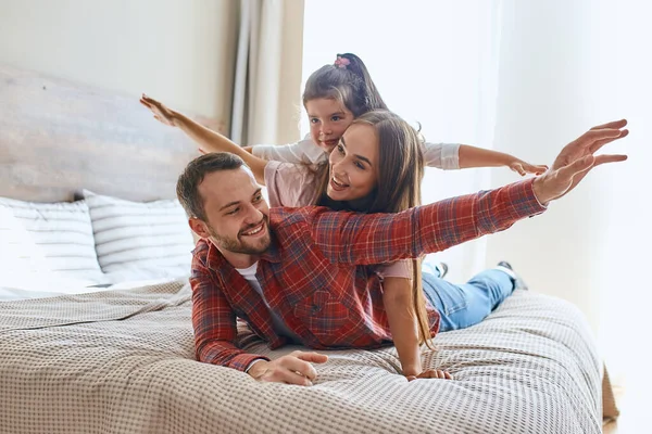 Retrato familiar de la familia joven —  Fotos de Stock