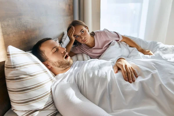 Schlafender schnarchender Mann liegt im Bett — Stockfoto