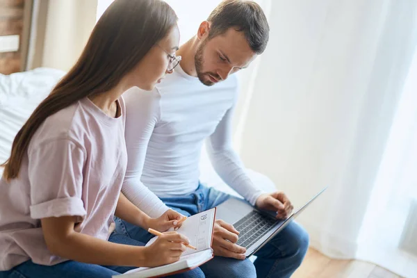 Casal jovem estudando juntos — Fotografia de Stock