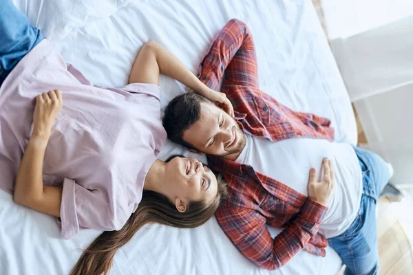 Jovens amantes desfrutando de tempo juntos — Fotografia de Stock