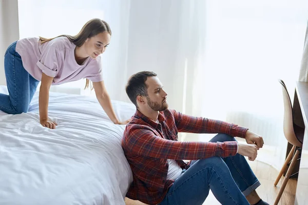 Ragazza gioiosa che cerca di giocare con il fidanzato — Foto Stock