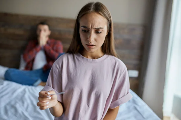 Młoda kobieta przeprowadza test ciążowy — Zdjęcie stockowe