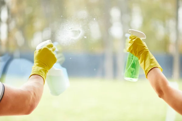 Closeup hands cleaning window — Stock Photo, Image