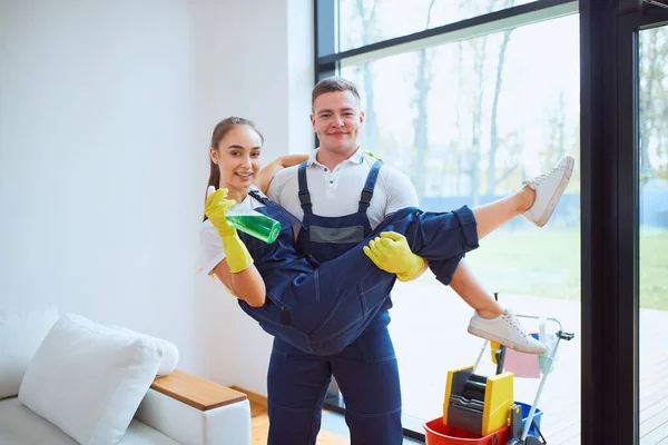 Felizes jovens trabalhadores da empresa de limpeza juntos após o trabalho — Fotografia de Stock