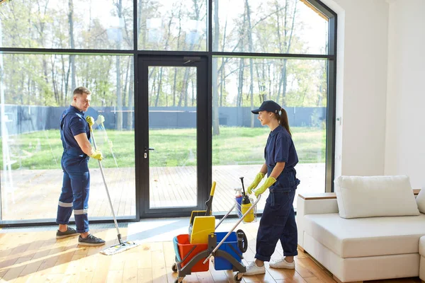Two colleagues of cleaning service together at work — Stock Photo, Image