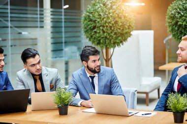 Çok ırklı iş ortakları toplantıları tartışmalar, dizüstü bilgisayarlar, modern teknolojiler