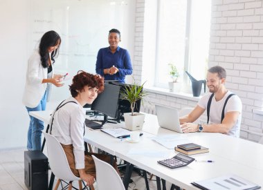 Ofiste dizüstü bilgisayar kullanan işçiler