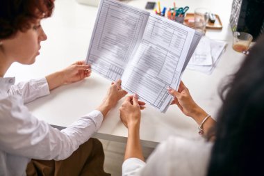 İş görüşmelerinin başında finans hakkında bilgi