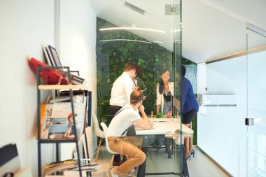 Modern ofiste izole edilmiş başarılı genç takımın yan görüntüsü