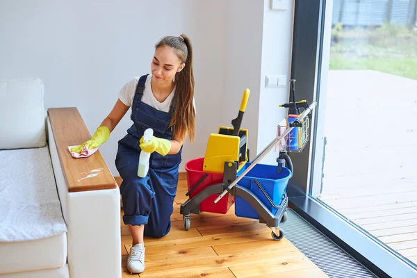 Energetic mujer conserje limpiar habitación — Foto de Stock