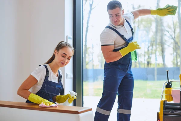 Disfrute de un trabajo más limpio por la mañana — Foto de Stock