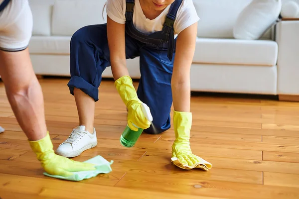 Corte dois limpadores piso polonês usando spray — Fotografia de Stock