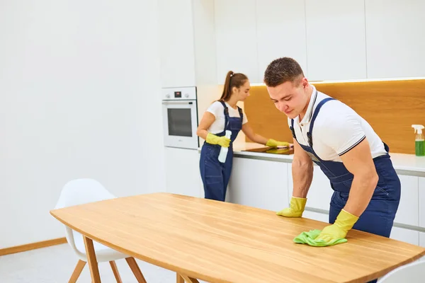 Silný tým úklidové služby v kuchyni — Stock fotografie