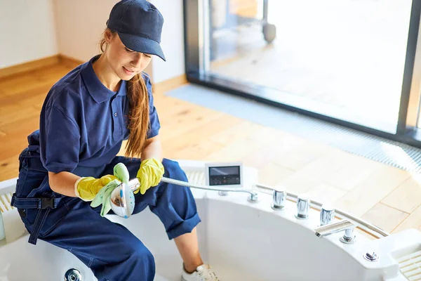 Vrouw van schoonmaak schoonmaak bad thuis — Stockfoto