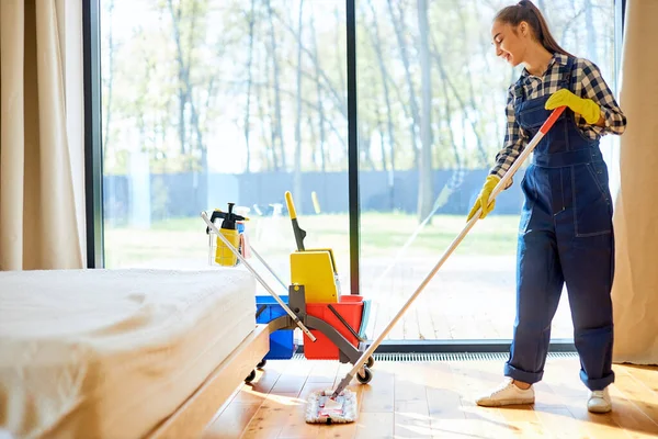 Krásná mladá žena čistič podlahy doma pomocí mop — Stock fotografie