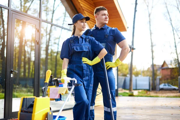 Portret van vriendelijke Kaukasische conciërges van schoonmaakbedrijf — Stockfoto