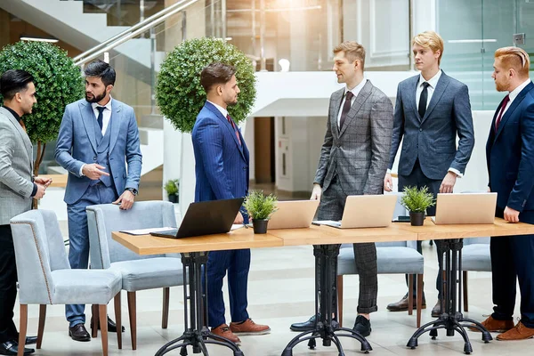 Groupe de jeunes dirigeants d'entreprises diverses tenant une réunion en fonction — Photo