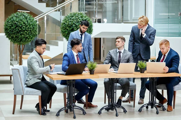 Groupe de jeunes dirigeants d'entreprises diverses tenant une réunion en fonction — Photo