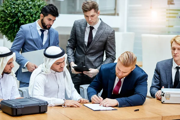 Sheikh hombre de negocios firmar documento —  Fotos de Stock