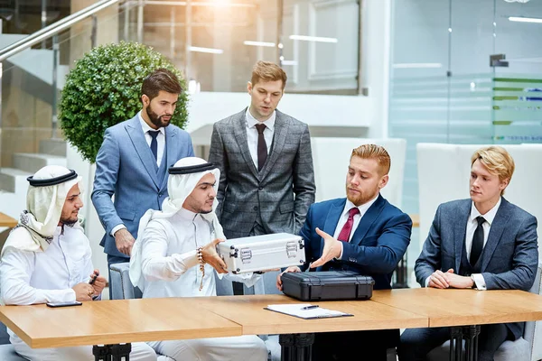 Sheikh veio ver a nova tecnologia moderna em caso de — Fotografia de Stock