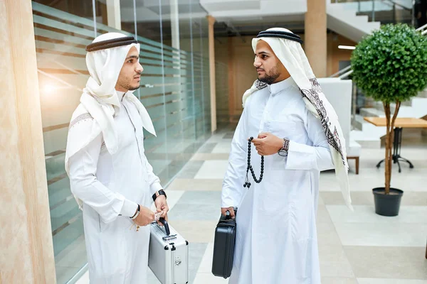 Sheikhs falar depois de fazer negócio — Fotografia de Stock