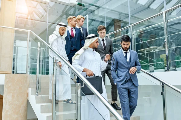 Sheikh y caucásicos empresarios después de la conversación de negocios —  Fotos de Stock