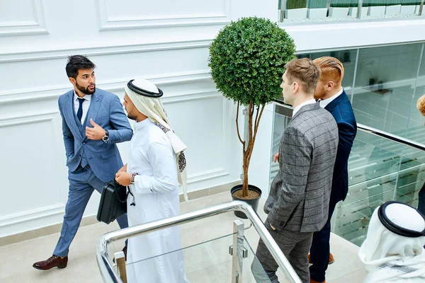 Caucásico hombre conduce jeque para tener conversación —  Fotos de Stock